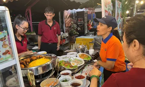 Mưa tầm tã, người dân vẫn chờ thưởng thức các món ngon phương Nam