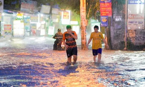 Đường vùng ven ở TPHCM thành sông sau mưa lớn kéo dài