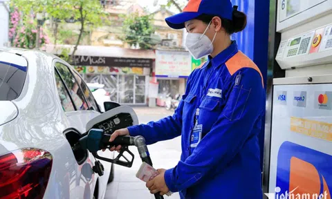 Giá xăng tăng, dầu diesel giảm