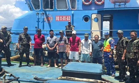 Bắt giữ tàu cá nghi chở lậu dầu trên vùng biển Ninh Thuận