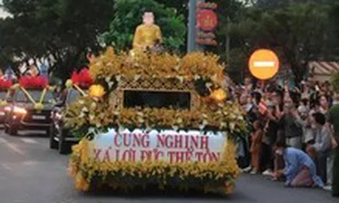 Hàng vạn người dân Đà Nẵng đón đợi chiêm bái xá lợi Phật