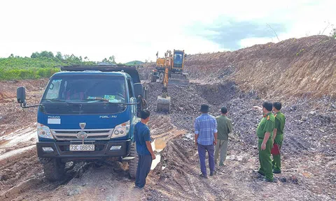 Quảng Bình: Bắt quả tang khai thác, vận chuyển đất trái phép quy mô lớn