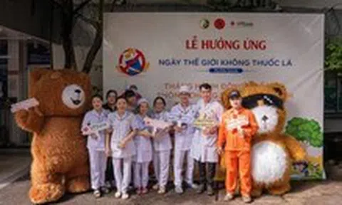Hơn 100.000 người Việt tử vong do thuốc lá mỗi năm, nhân viên y tế nói không với thuốc lá