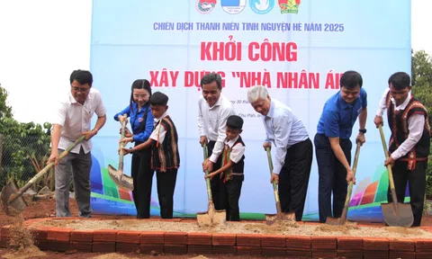 Khánh thành công trình bóng chuyền, sửa nhà rông, nhà văn hóa cộng đồng ở Gia Lai