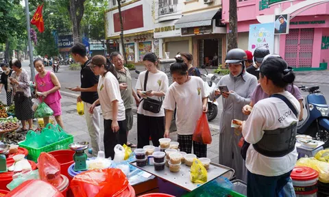 Người dân dậy từ 5h sáng, tất bật mua rượu nếp ‘diệt sâu bọ’ ngày Tết Đoan Ngọ