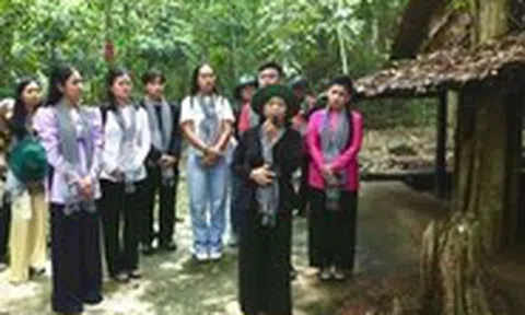 Văn nghệ sĩ TP.HCM về thăm chiến trường xưa Tà Thiết