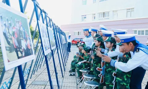 Rộn ràng tiếng cười trẻ thơ ở Trường Sa và căn cứ quân sự Cam Ranh