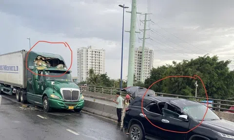 Nguyên nhân cần cẩu công trình ngã đè 2 ô tô ở TPHCM