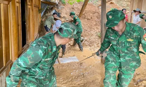Bộ đội, công an giúp dân khắc phục hậu quả lũ quét