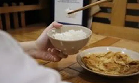 Bát cơm nguội đầu tiên của mẹ là phần cơm thừa của tôi...