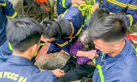 Cứu hộ thành công cụ bà 81 tuổi rơi xuống giếng nước