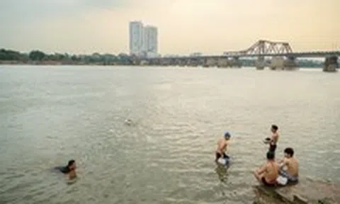 Người Hà Nội ra sông Hồng bơi giải nhiệt