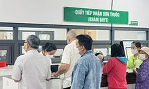 Xếp hàng, chờ 'dài cổ' lấy thuốc bệnh mạn tính