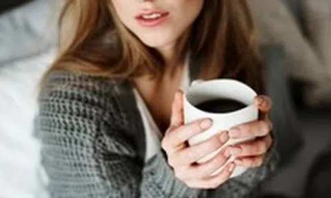 Độ tuổi nào dễ bị caffeine tác động đến giấc ngủ nhất?