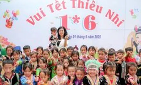 Phu nhân Ngô Phương Ly và Tết thiếu nhi đặc biệt ở vùng biên