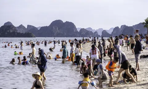 Người dân Hạ Long đưa trẻ nhỏ ra biển tránh nóng