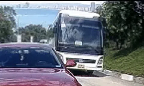 Thót tim nhìn xe khách tuột dốc trên bán đảo Sơn Trà