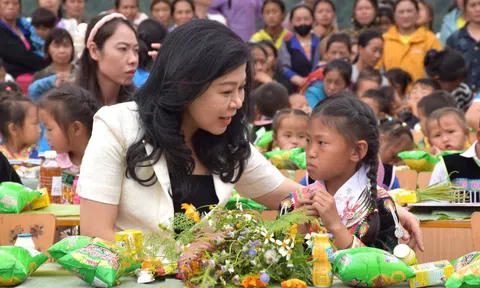 Phu nhân Tổng Bí thư Tô Lâm tặng quà trẻ em vùng cao Điện Biên