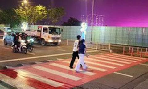 Lần đầu tiên TP.HCM có đèn cảnh báo chỉ vạch đi bộ, người dân an tâm khi qua đường
