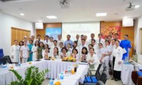 Chủ tịch UBND TP.HCM trao bằng khen đột xuất 2 bệnh viện thông tim bào thai cho sản phụ Singapore