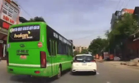 CLIP: Tài xế xe buýt vượt ẩu gây va chạm giao thông, bị phạt 5 triệu đồng và trừ 2 điểm GPLX