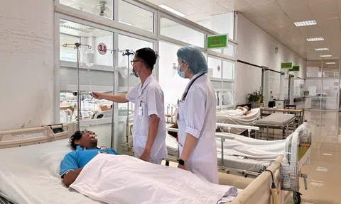 Cấp cứu 8 người ngộ độc sau khi ăn lẩu
