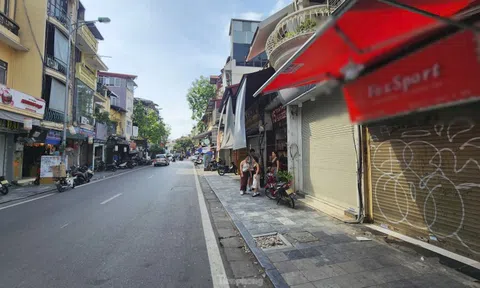 Hà Nội: Hàng loạt cửa hàng kinh doanh trên phố cổ 'cửa đóng then cài'