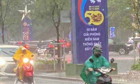 Mưa tầm tã ở TPHCM, người dân chật vật di chuyển giờ tan tầm