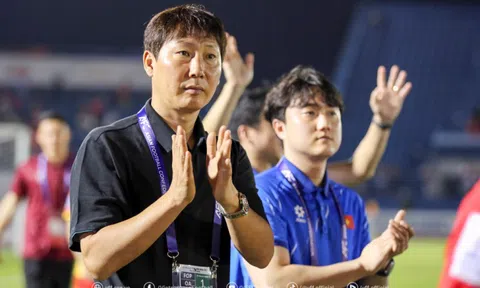 HLV Kim Sang-sik: 'Niềm vui sẽ nhân đôi khi vượt qua nghịch cảnh'