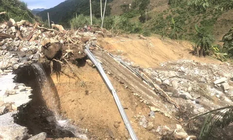 Nghệ An: Nhiều đoạn quốc lộ bị cuốn trôi, đứt gãy sau mưa lũ dồn dập