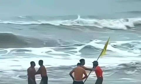 Kiểm điểm nhân viên bảo vệ cầm cờ lao xuống biển ngăn du khách tắm lúc sóng to gió lớn