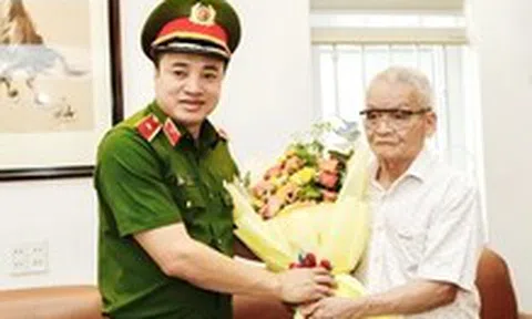 Thiếu tướng Mai Hoàng, phó giám đốc Công an TP.HCM thăm, chúc thọ các cụ cao tuổi