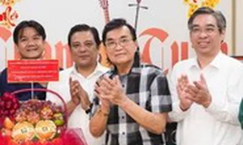 NSND Thanh Tuấn hát cải lương khi đón đoàn lãnh đạo TP.HCM đến thăm