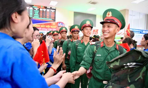 Hà Nội chào đón quân nhân ưu tú ra Bắc luyện tập diễu binh dịp Quốc khánh 2/9
