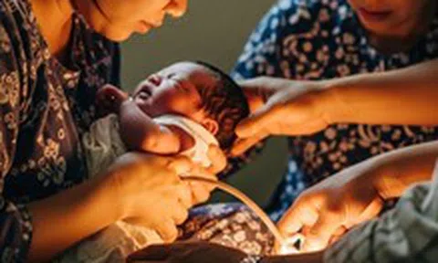 Sản phụ ở Đồng Nai sinh con 'thuận tự nhiên', không cắt dây rốn, ngâm bánh nhau trong thau muối hột
