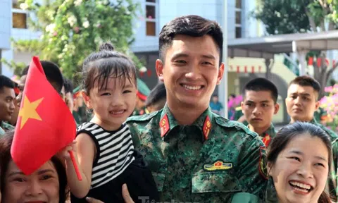 Quân khu 4, tỉnh Nghệ An đón, tặng quà lực lượng Quân khu 7 tham gia diễu binh kỷ niệm 80 năm Quốc khánh