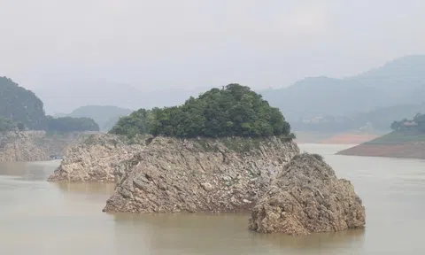 Hồ thủy điện Hòa Bình cạn bất thường, mực nước xuống thấp kỷ lục