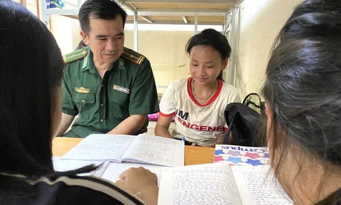 Những người bố mang quân hàm xanh đồng hành cùng các em học sinh dân tộc thiểu số