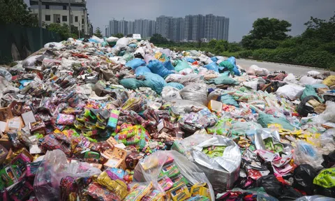 Hà Nội: Lại xuất hiện bãi rác bánh kẹo khổng lồ tại La Phù