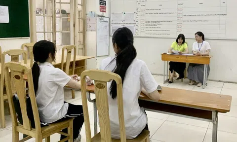 Phòng thi 'đặc biệt' vào lớp 10 cho nữ sinh Hà Nội bị đứt gân cổ tay