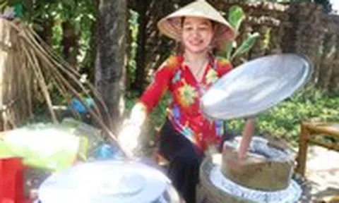 Về Điện Bàn dự festival, du khách được tự tay làm và ăn mỳ Quảng chính hiệu thỏa thích