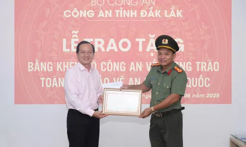 Bệnh viện Mắt Tây Nguyên nhận Bằng khen của Bộ Công an