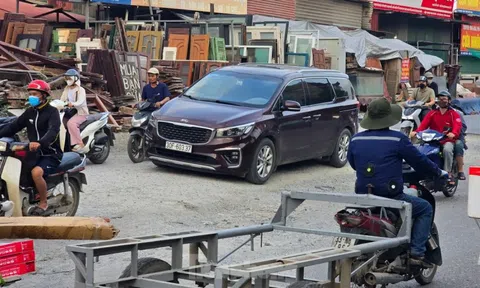 Hà Nội: Xe cộ như ‘làm xiếc’ trên 700m đường chậm tiến độ