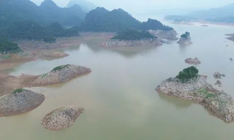 Công ty thủy điện Hòa Bình nói gì về lòng hồ cạn kỷ lục?