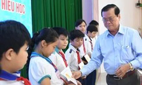 Trao 230 suất học bổng cho học sinh nghèo hiếu học ở Kiên Giang