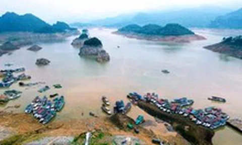 Mực nước hồ thủy điện Hòa Bình xuống thấp, vì sao?