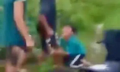 Nam sinh bị nhóm bạn đánh dã man dù đã quỳ gối xin tha