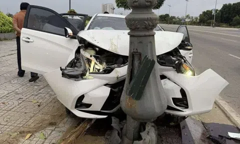 Ô tô biến dạng khi tông trụ đèn, 3 người nhập viện