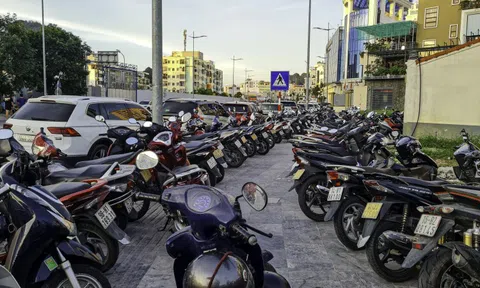 Chiếm dụng vỉa hè làm bãi gửi xe ở Hòn Gai