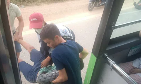 Nhân viên xe buýt đưa người bị tai nạn giao thông đi cấp cứu
